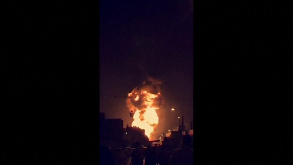 Un oleoducto explota y levanta una enorme columna de fuego en Baréin