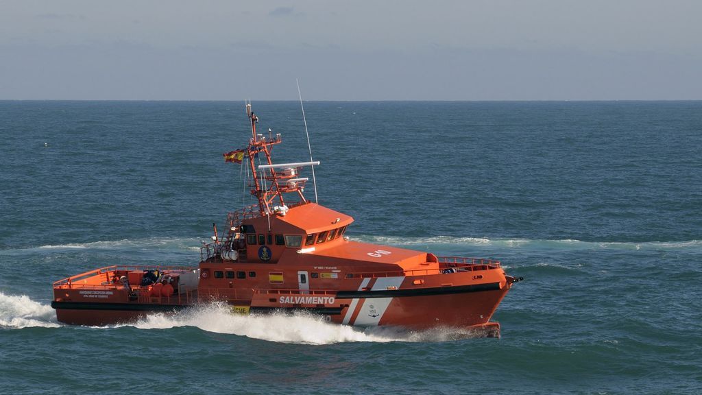Rescatan una patera con 35 personas, entre ellas un bebé, que llevaba más de 24 horas en el mar