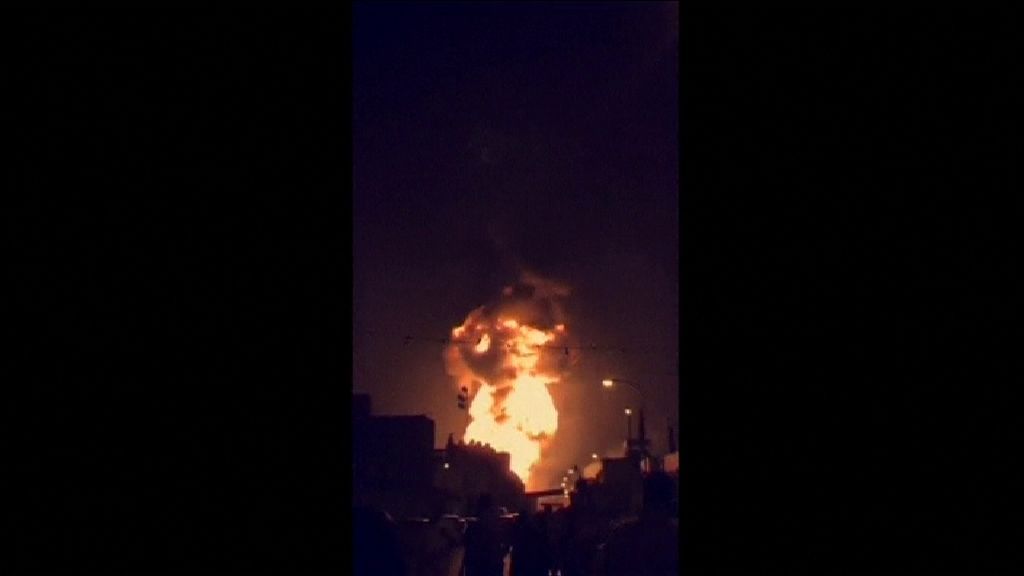 Un oleoducto explota y levanta una enorme columna de fuego en Baréin