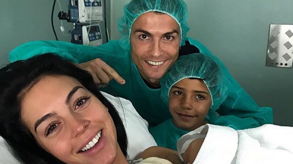 ¡Alana Martina ya está aquí! Cristiano y Georgina presentan a su nueva hija desde la habitación del hospital