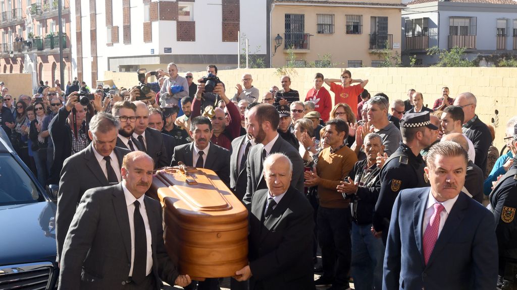 Numerosos vecinos se acercan a la Iglesia para despedir a Chiquito