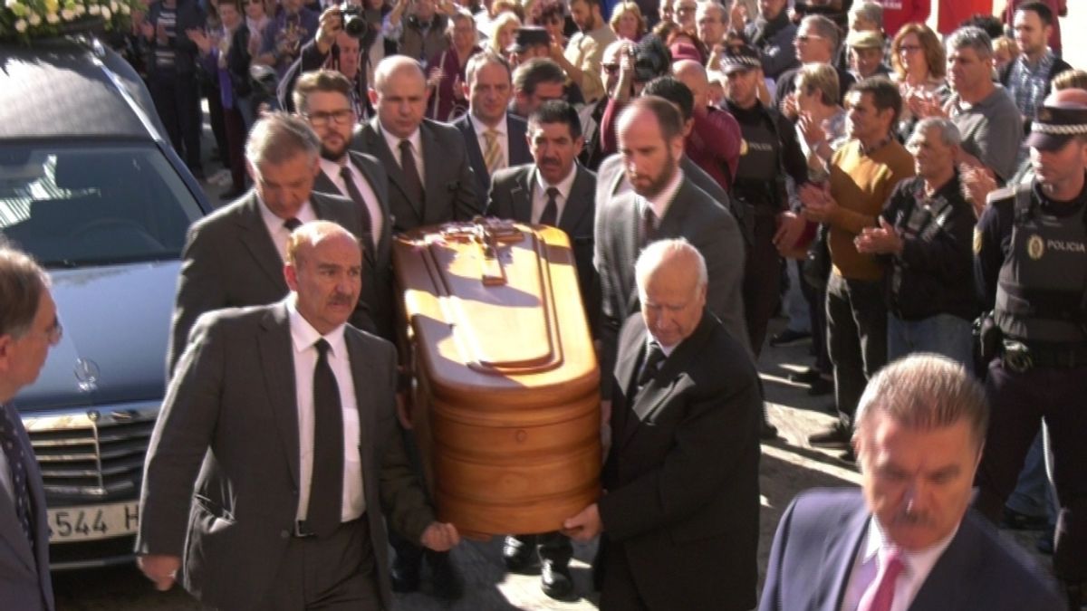 Chiquito de la Calzada, famosos y Málaga se rinden en su funeral