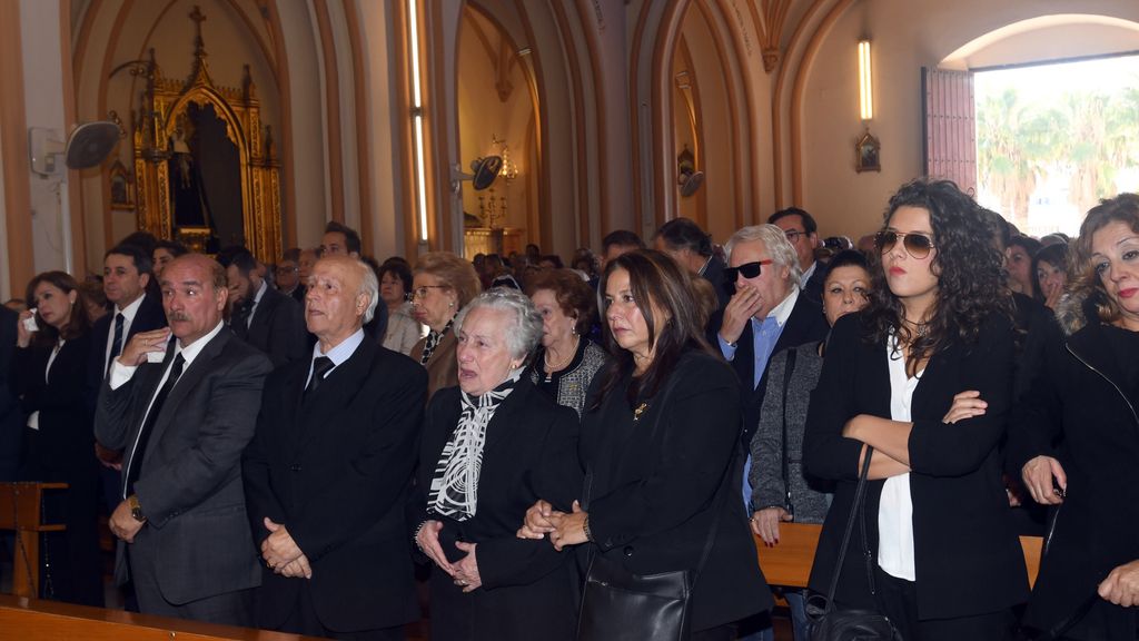 Familiares y amigos, juntos para dar el último adiós a Chiquito de la Calzada