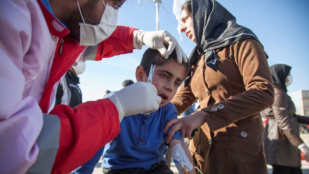 Un niño herido es atendido después de un terremoto en el condado de Sarpol-e Zahab en Kermanshah, Irán