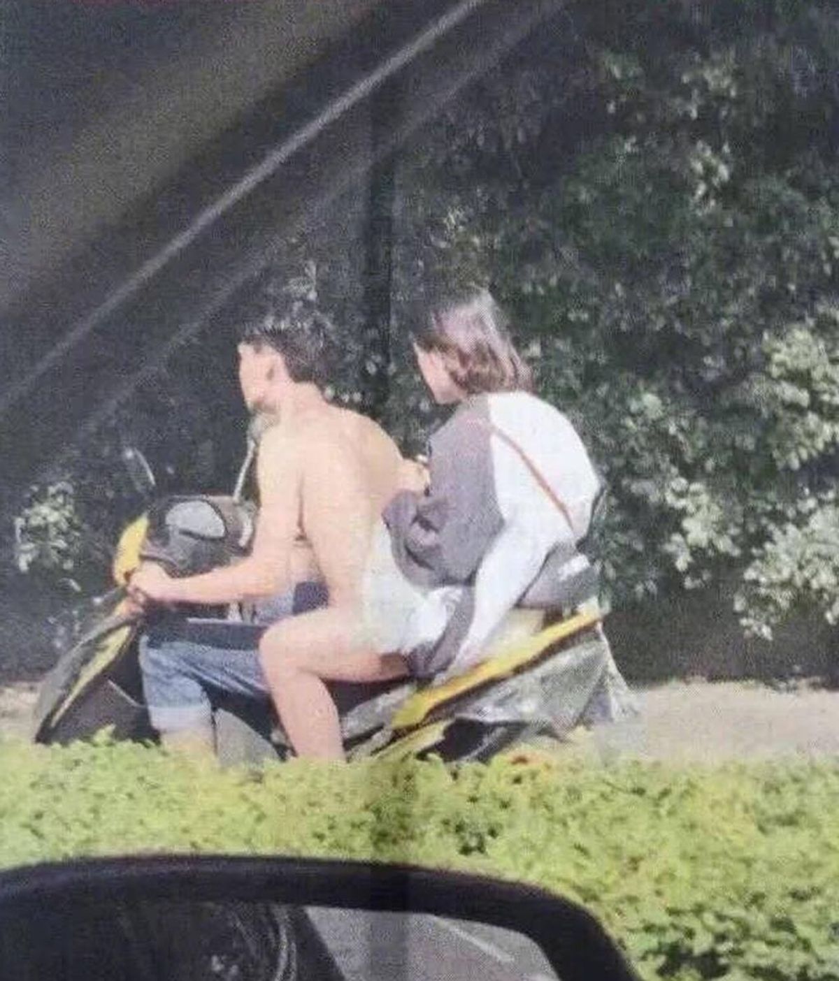 Estás viendo a un chico desnudo conduciendo una motocicleta… ¿Seguro?