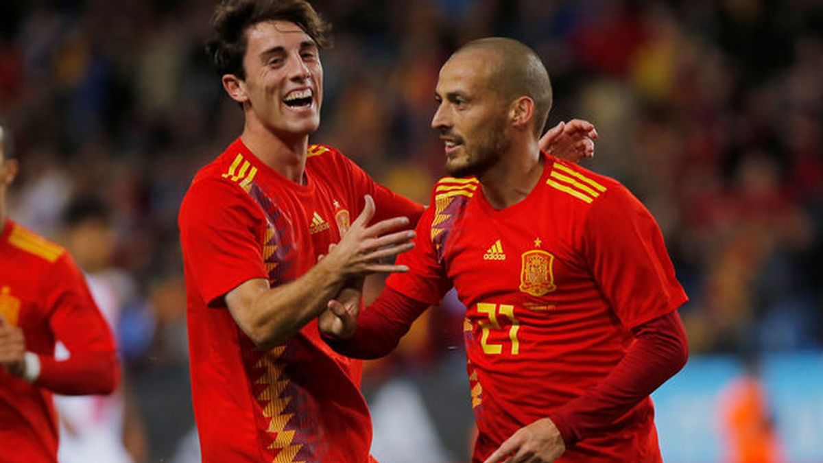 Los jugadores de la selección española de fútbol Álvaro Odriozola y David Silva celebran uno de los tantos anotados ante Costa Rica.