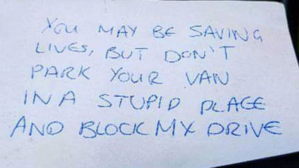 Un desconocido deja una nota de protesta en el parabrisas de una ambulancia porque bloqueaba el paso
