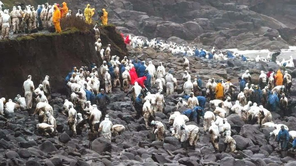 Se cumplen 15 años del naufragio del Prestige, la mayor catástrofe ecológica de España