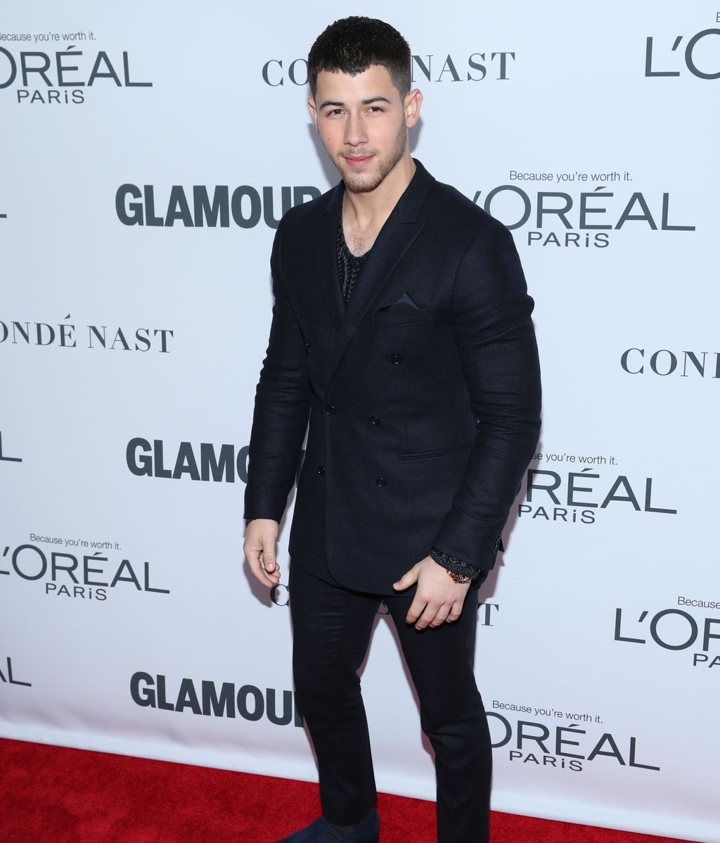 Nick Jonas, con un clásico 'total black' al que añadió toques de punto