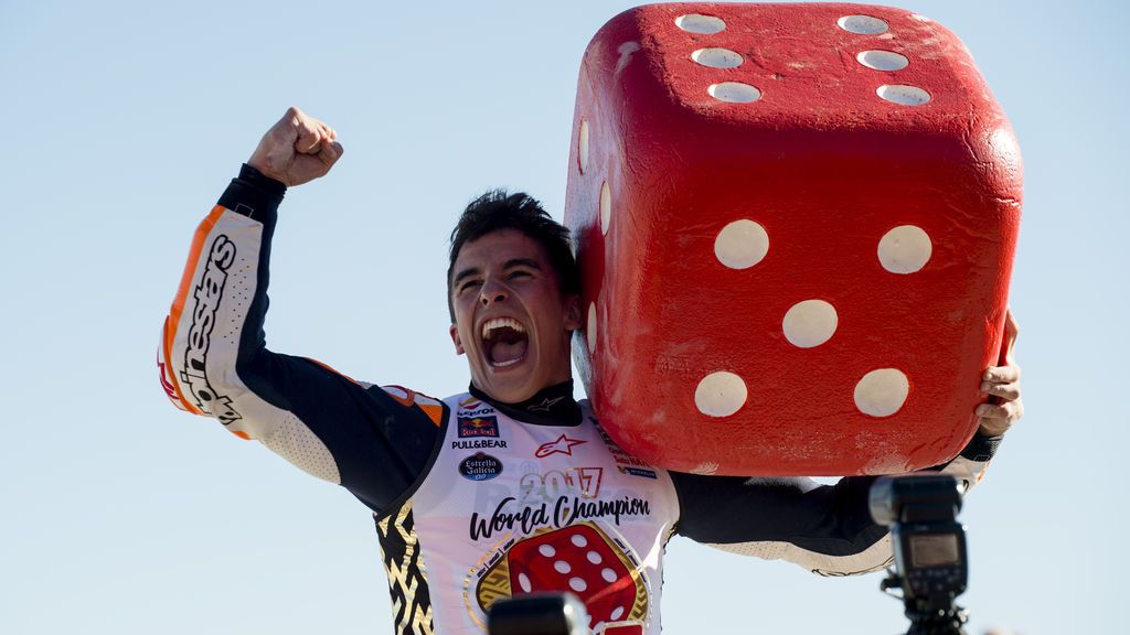 Cuando la foto supera al vídeo: el instante en que Márquez salvó el Mundial, en el ojo de David Reygondeau