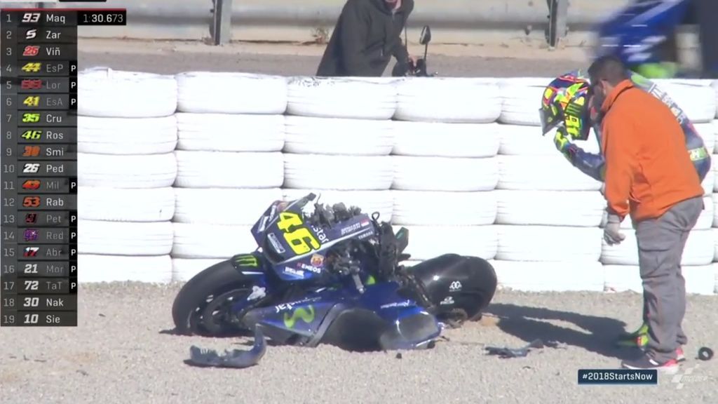 Valentino Rossi destroza su moto en dos en el mismo punto de otra salvaje ‘salvada’ de Márquez