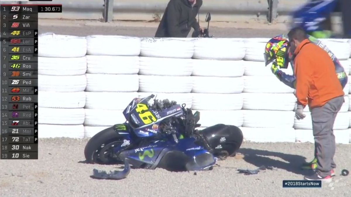 Valentino Rossi destroza su moto en dos en el mismo punto de otra salvaje ‘salvada’ de Márquez