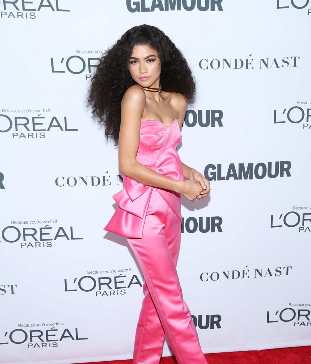 Zendaya decidió enfundarse un mono rosa de Viktor & Rolf que combinó con choker y melenón