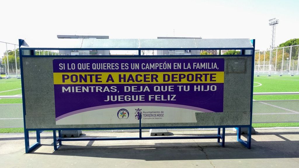 El maravilloso cartel para concienciar a los padres sobre la presión a la que someten a sus hijos en el deporte que está arrasando en redes