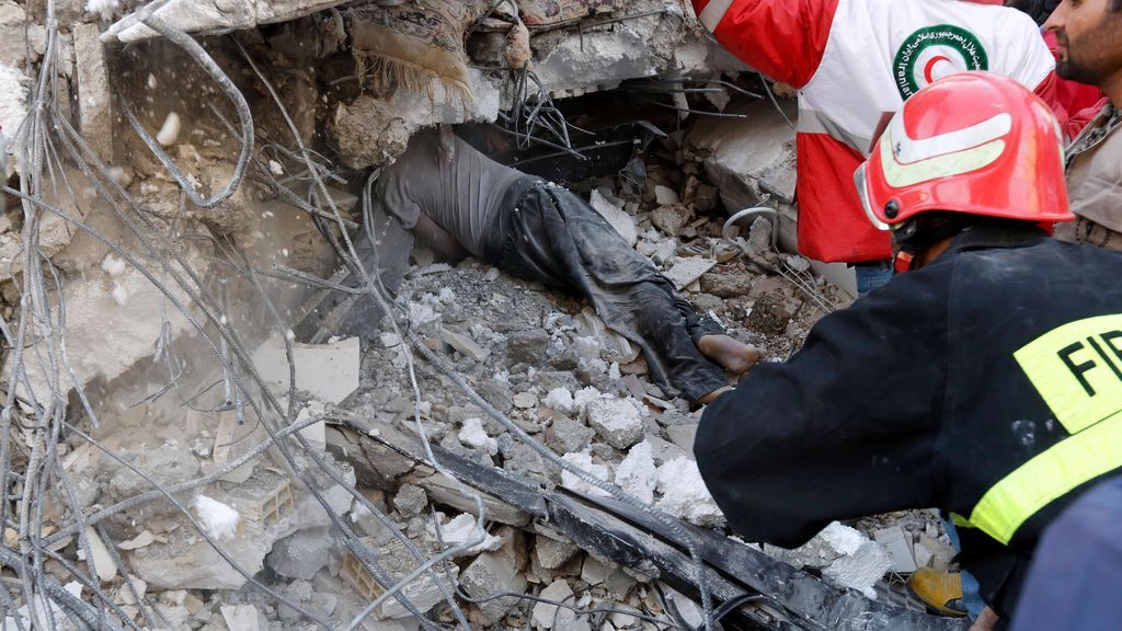 Terremoto en Irán: Búsqueda contra reloj de supervivientes entre los escombros