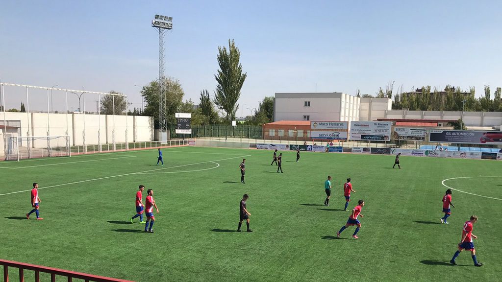 Un club madrileño arrasa en redes con este cartel para los padres que gritan a sus hijos en los partidos