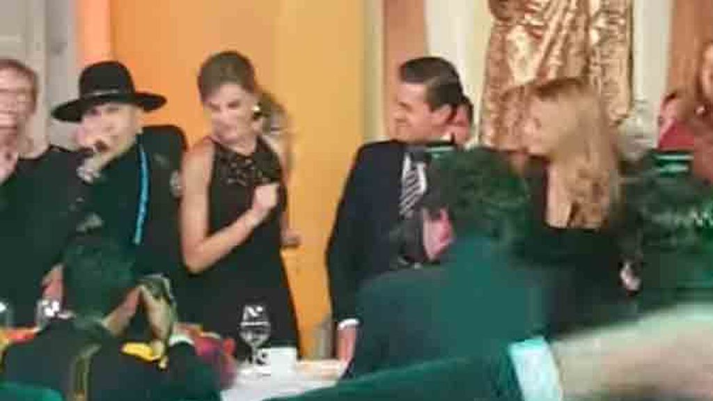 El divertido baile de la Reina con uno de los cantantes de Black Eyed Peas en México