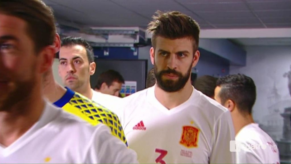 La cara de Piqué al ver a Sergio Ramos hablando en inglés con el árbitro 😳