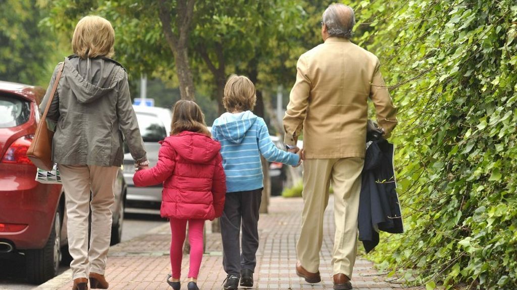 Dejar a los niños bajo el cuidado de sus abuelos 