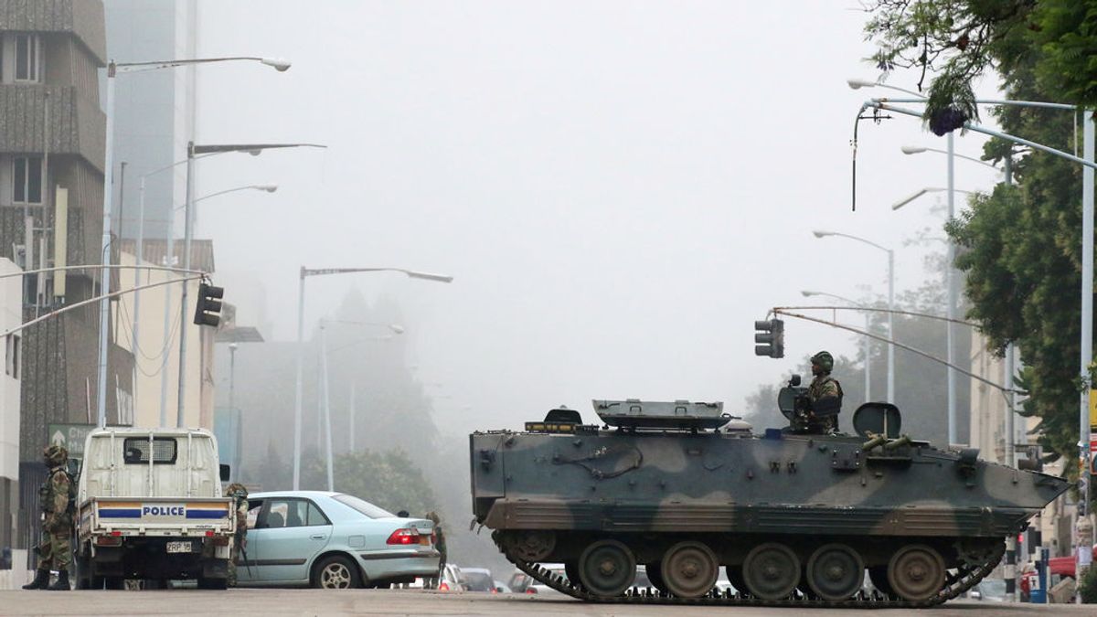 Vehículos militares y soldados patrullan las calles en Harare, Zimbabwe