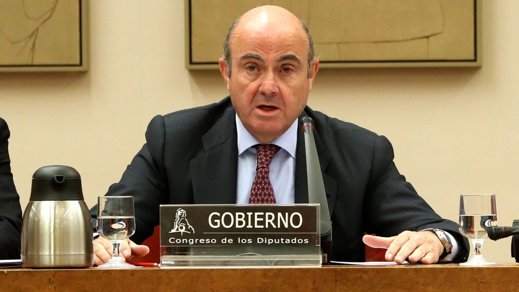 Guindos dice que la bajada del salario medio en España se debe a la caída de los más altos