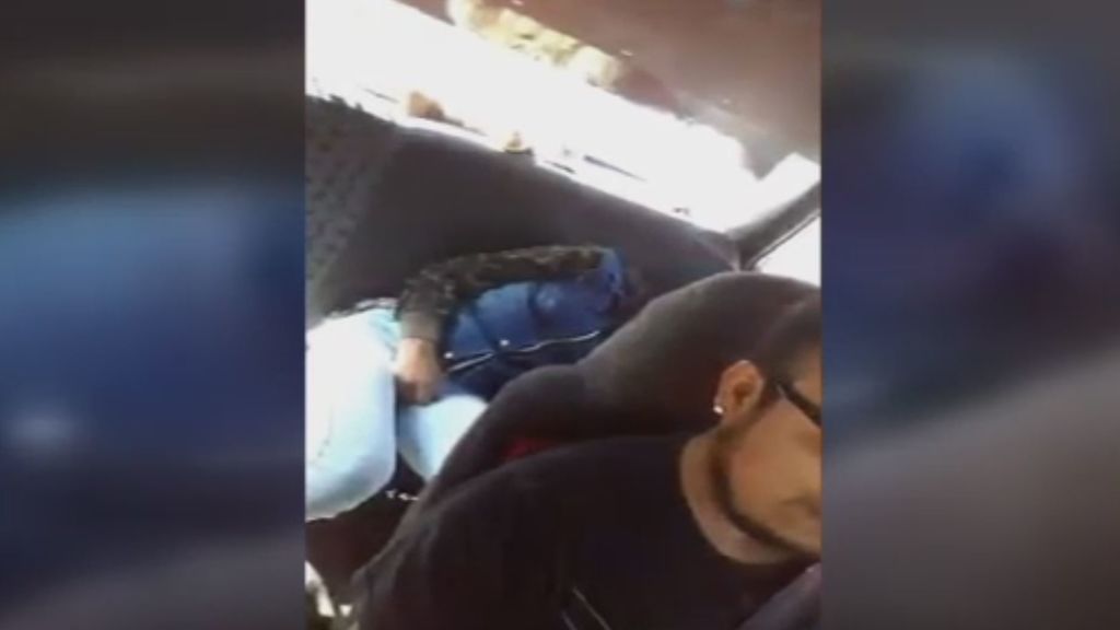 Este taxista siembra la polémica al grabar a una chica en estado de embriaguez