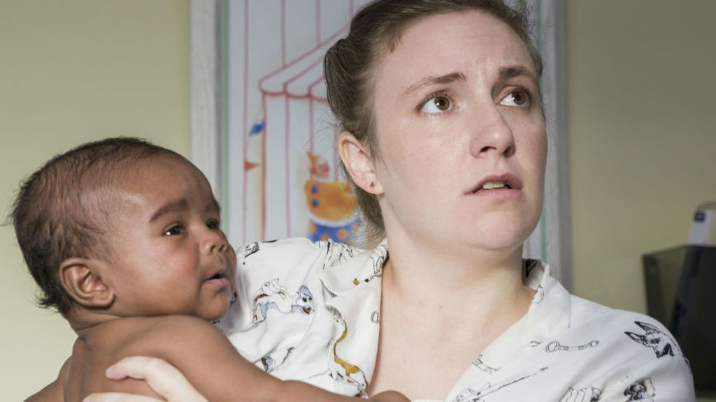 Hannah Horvath (Lena Dunham) con su hijo en 'Girls'