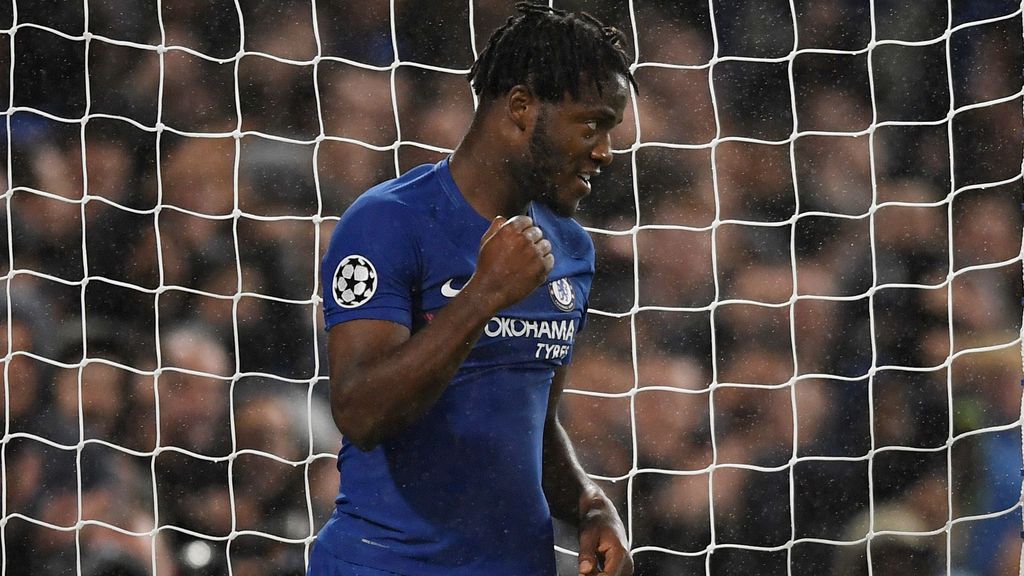 El delantero del Chelsea, Batshuayi, desmiente con una salida de tono que sea homosexual: "Tu madre sabe que es falso"