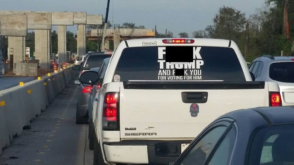 ‘Que le jod*n a Trump’, la pegatina ‘viral’ que puede traer problemas a un conductor