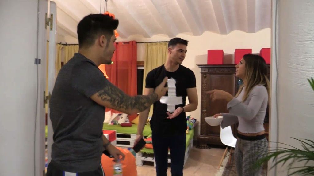 Comienza el 'tonteo' en la 'Casa de los Tronistas': ¡Joni piropea a Melani! Comienza el 'tonteo' en la 'Casa de los Tronistas': ¡Joni piropea a Melani!