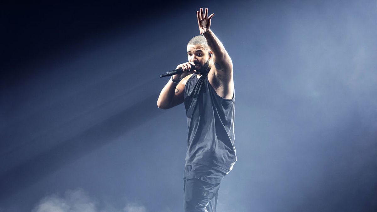 El rapero Drake defiende en pleno concierto a dos mujeres: "Si no dejas de tocar a las chicas, iré y te moleré a golpes"