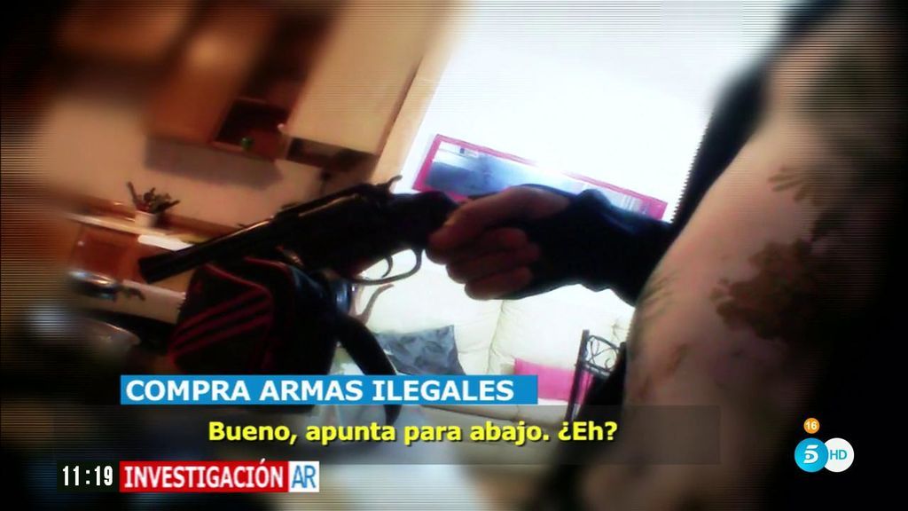El momento en el que un traficante de armas apunta a un reportero de ‘AR’