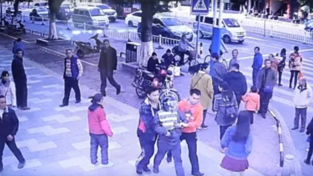 Encuentra a su hijo secuestrado hace meses mientras compra en un mercado en China