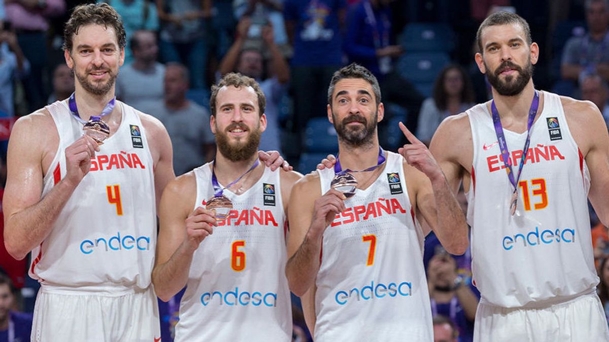 Pau Gasol, Sergio Rodríguez, Juan Carlos Navarro y Marc Gasol posan con el bronce conseguido por la selección española de baloncesto en el Eurobasket 2017, emitido por Mediaset.