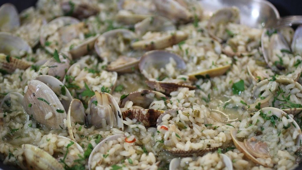 Alex Ubago y Robin Food, juntos para preparar un arroz con almejas