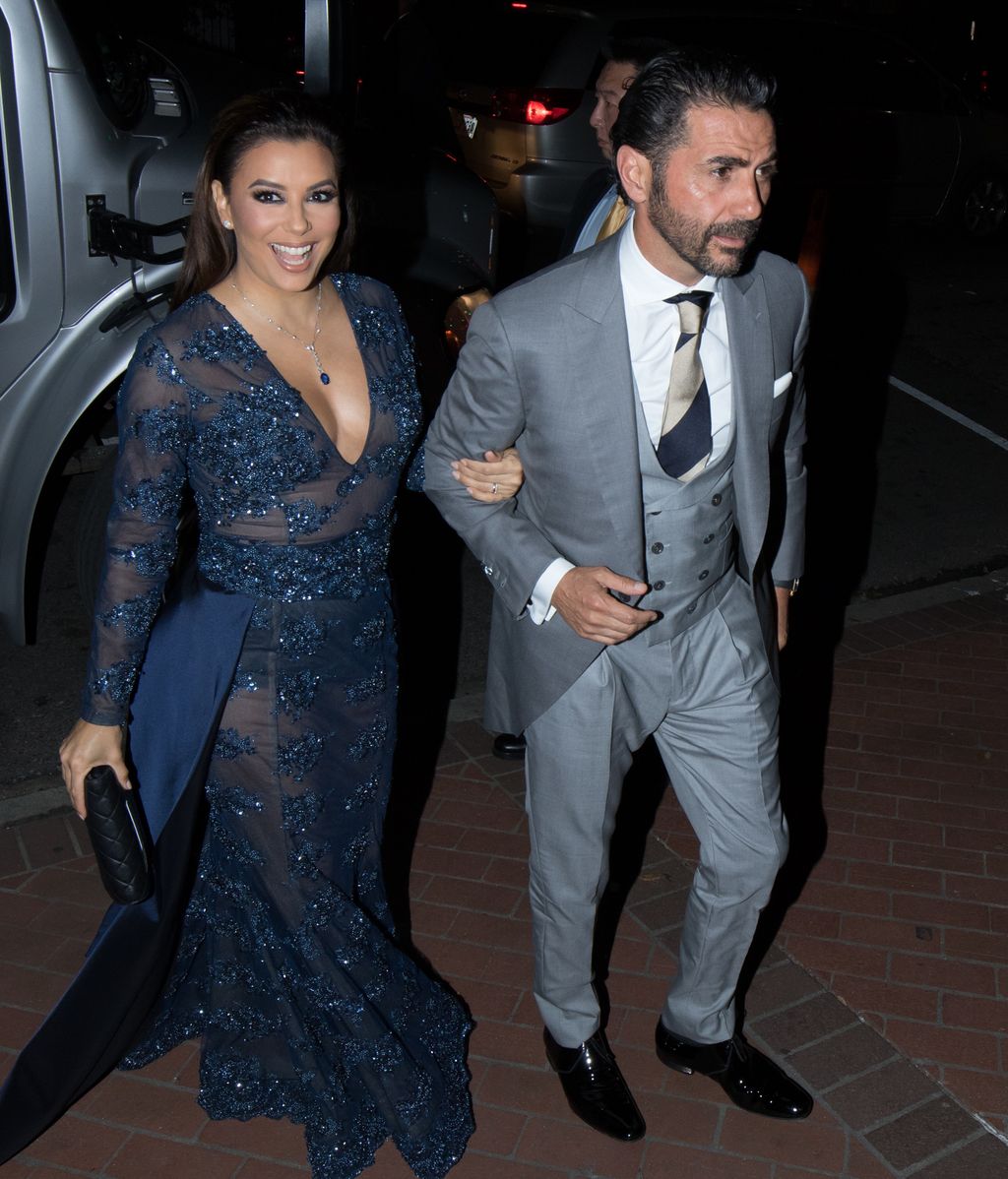 Eva Longoria, con un vestido joya azul noche, junto a su marido Jose Baston