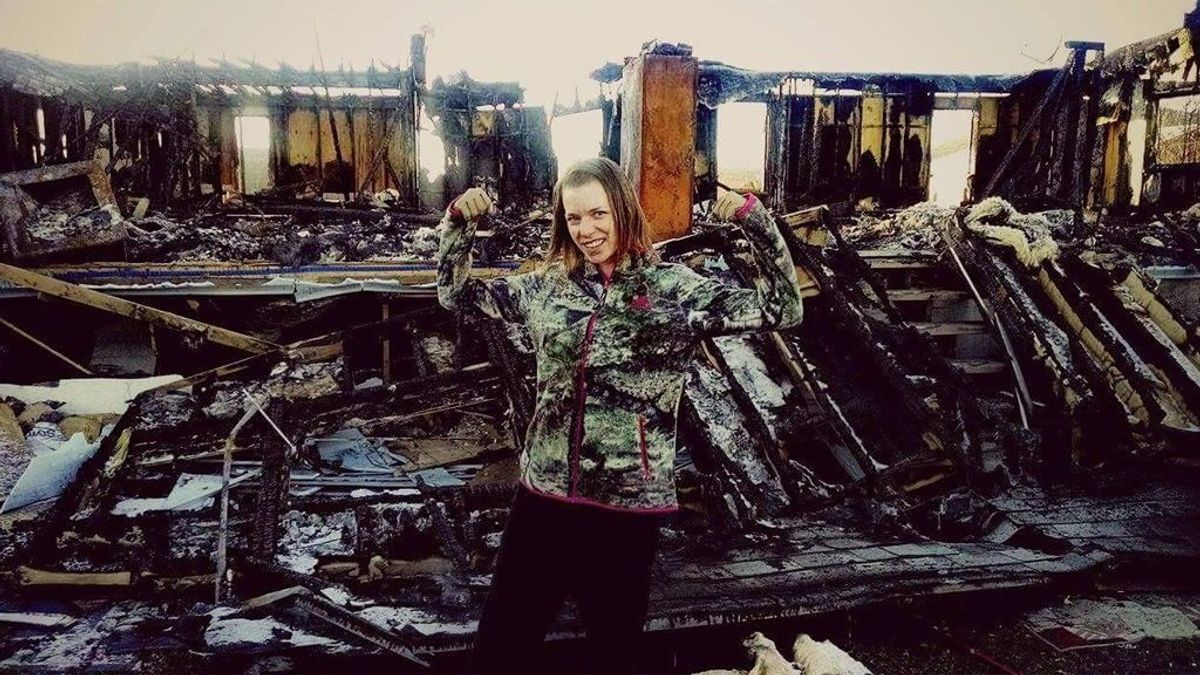 “Atravesé el fuego por mi hija”: una madre salva a su pequeña de morir quemada en el incendio de su casa