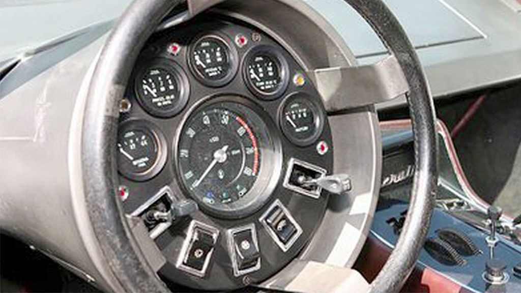 ¿Te imaginas un coche con un volante sin radios? Así era el Maserati Boomerang de 1971