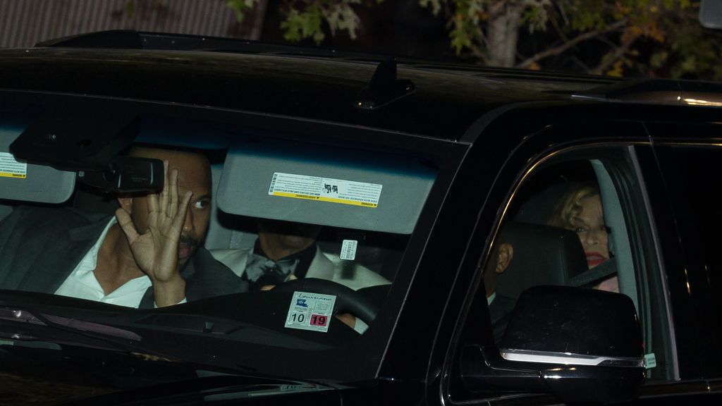 De Beyoncé, aunque intentó ocultarse, hemos podido ver algo: labios pintados en un rojo vibrante y melena al viento