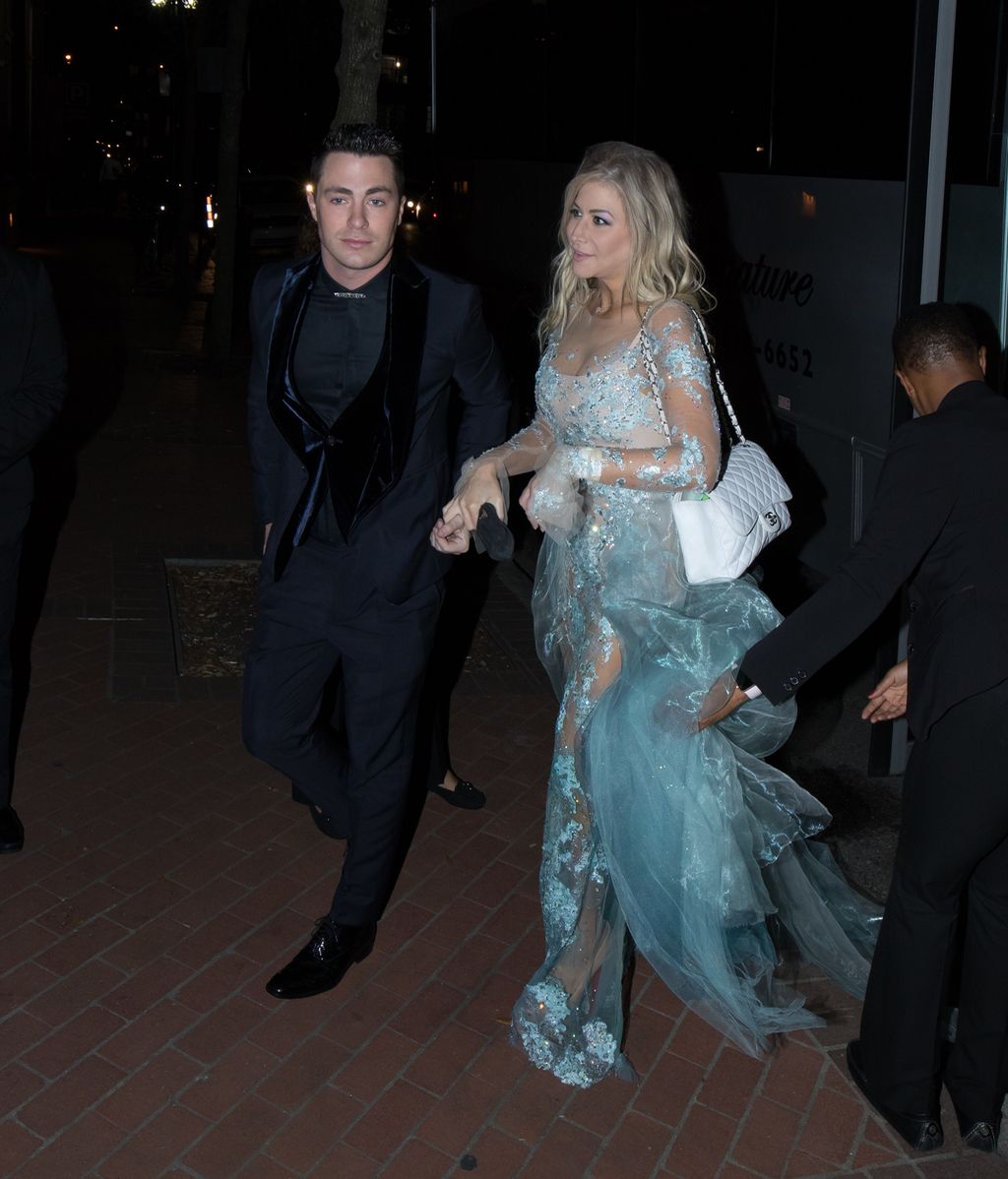 El actor Colton Haynes acudió de negro y trajeado acompañado de una amiga