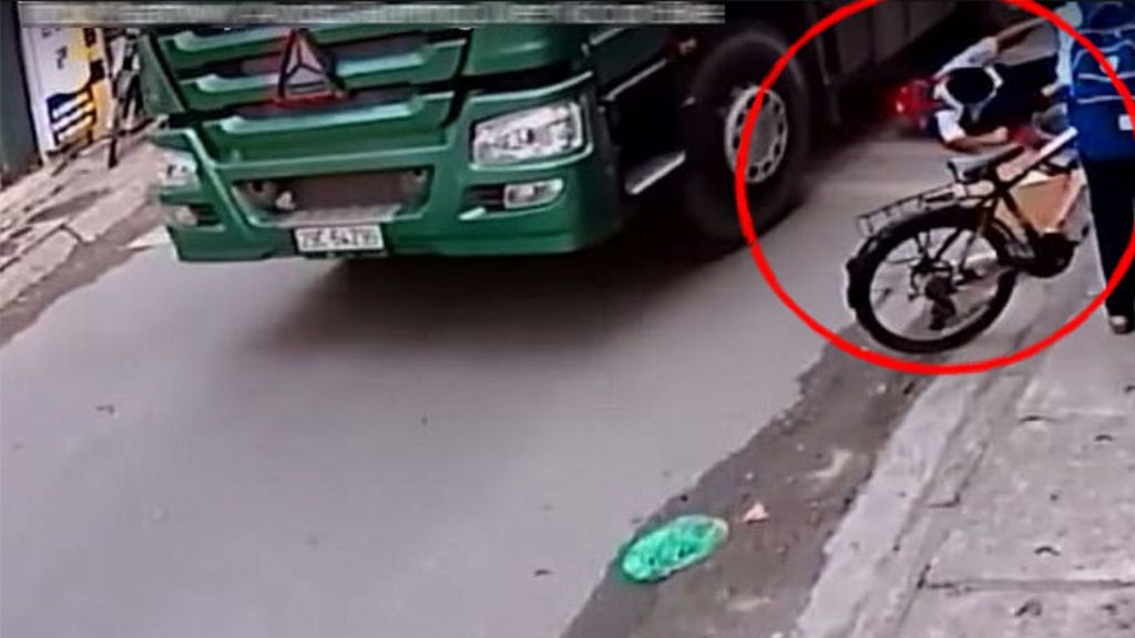 Un  niño se salva de ser atropellado por un camión gracias a su mochila