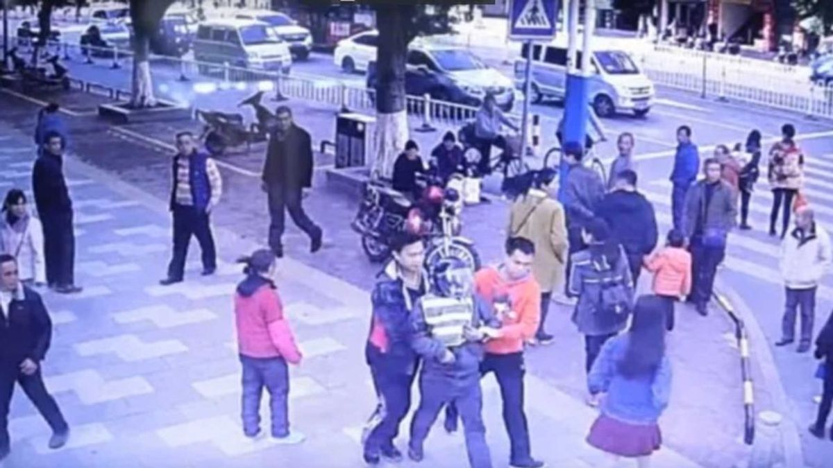 Un padre encuentra a su hijo secuestrado mientras compara en un mercado en China