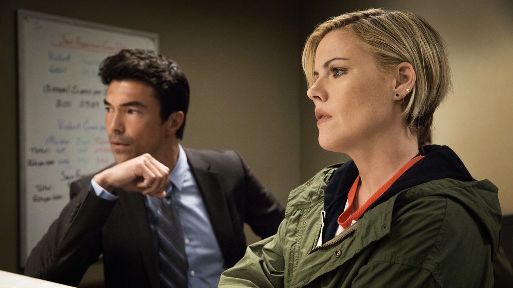 Ian Anthony Dale y Kathleen Robertson en un episodio de 'Murder in the first'.