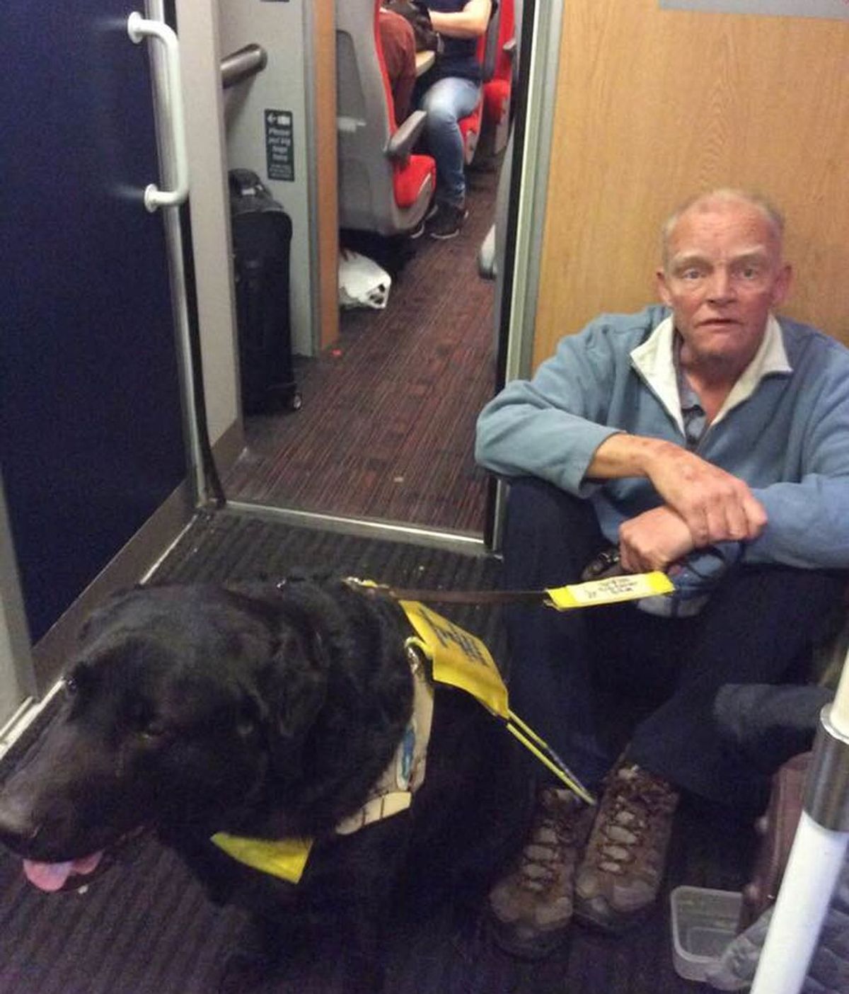 Un pasajero ciego viaja tres horas sentado en el suelo del tren porque el maquinista se niega a buscarle un asiento