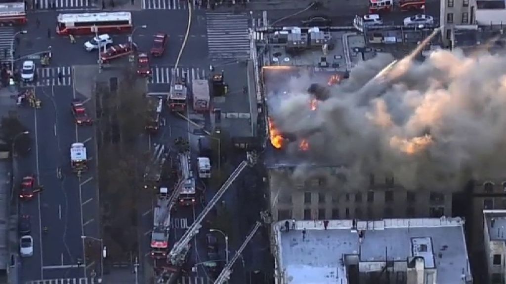 Las llamas devoran un edificio de viviendas en Harlem