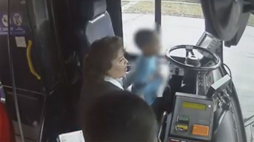 El gesto de una conductora de autobús con un niño que vagaba descalzo