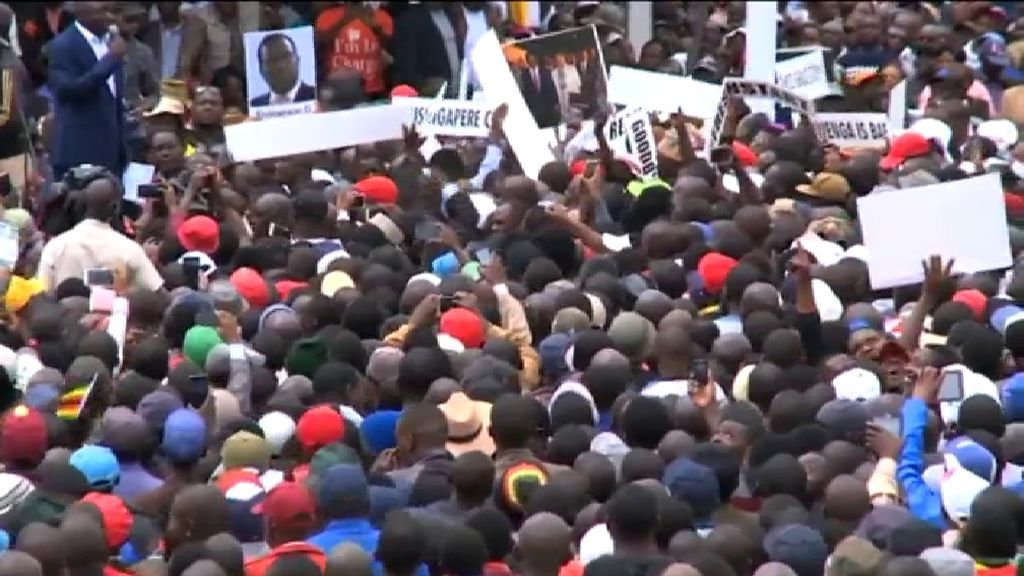 Decenas de miles de personas piden en Zimbabue la renuncia de Mugabe