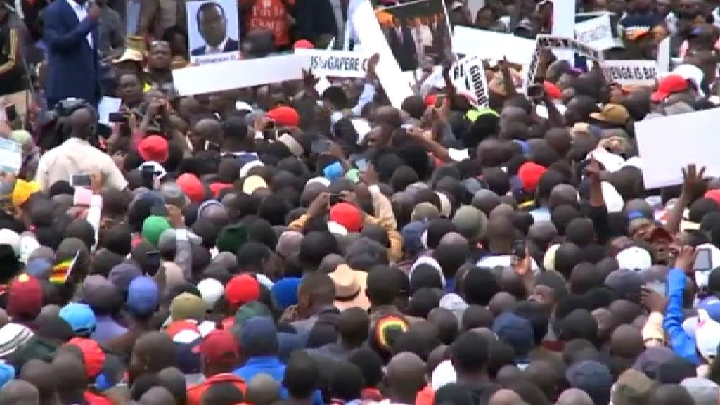 Decenas de miles de personas piden en Zimbabue la renuncia de Mugabe