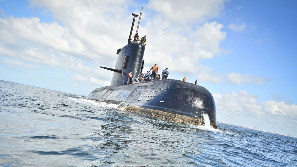 Los familiares de los 44 tripulantes del submarino desaparecido no pierden la esperanza