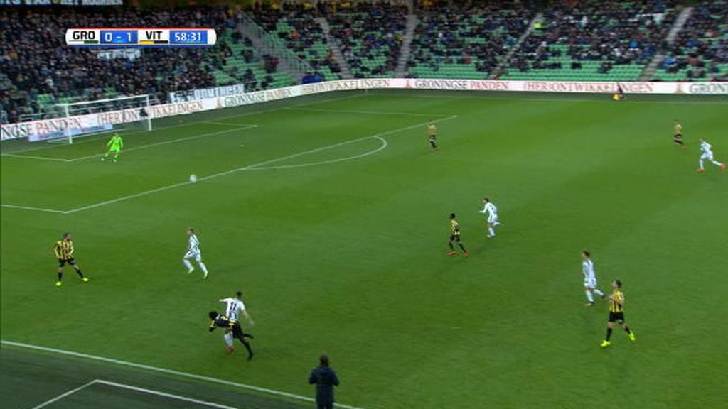 ¡Vaya golazo… pero en propia! Dabo, jugador del Vitesse, marca a su portero desde 30 metros